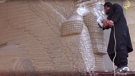 Capture d'&eacute;cran d'une vid&eacute;o de propagande de l'EI montrant un homme d&eacute;truisant une sculpture assyrienne, au mus&eacute;e de Mossoul, en Irak. La vid&eacute;o a &eacute;t&eacute; diffus&eacute;e le 26 f&eacute;vrier 2015. (AP / SIPA)