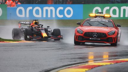 Mauvaise météo et gronde des pilotes. Le 29 août,&nbsp;sur le circuit de Spa-Francorchamps en Belgique, la pluie et le brouillard rendent impossible tout départ. Malgré ces conditions, les organisateurs ont toutefois décidé&nbsp;d'envoyer les monoplaces en piste pour deux tours de ronde derrière la voiture de sécurité. Effectuer deux tours est le minimum requis afin d'attribuer des points. Dans le cas du GP belge, seulement la moitié des points a été distribuée.&nbsp;Une décision qui a suscité la colère des pilotes, Hamilton en tête.&nbsp;"C'était uniquement deux tours pour que la course commence, tout est un scénario d'argent",&nbsp;a-t-il dénoncé, amer. Max Verstappen, auteur de la pole-position, est déclaré vainqueur sans course, et s'empare de 12,5 points.&nbsp; (KENZO TRIBOUILLARD / AFP)