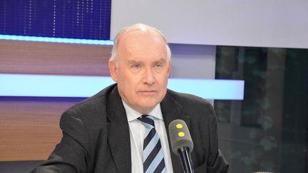 Dominique Bussereau, président du conseil départemental de la Charente-Maritime, invité de franceinfo le 21 février 2017. (JEAN-CHRISTOPHE BOURDILLAT / RADIOFRANCE)