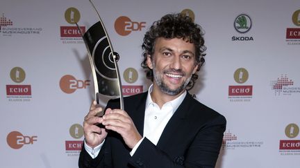 Jonas Kaufmann , un tropée en mains, aux Echo Classical Music Awards, le 9 octobre 2016 à Berlin
 (Clemens Bilan / dpa / picture-alliance / MaxPPP)