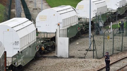 Un convoi de déchets nucléaires au terminal Areva de Valognes, le 5 novembre 2010 (archive) (AFP/JEAN-PAUL BARBIER)