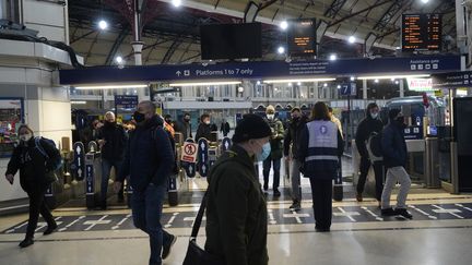 Des passagers masqués dans le métro de Londres, le 21 decembre 2020. (NIKLAS HALLE'N / AFP)