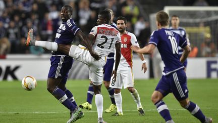 Stefano Okaka face à Elderson Echiejile anderlecht monaco 092015 (JOHN THYS / AFP)