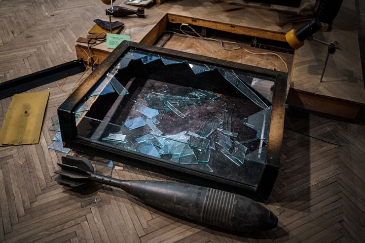 Une boîte en verre brisée dans les salles de musée pillées du musée régional de Kherson. (DIMITAR DILKOFF / AFP)