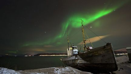 Aurore bor&eacute;ale dans le ciel de Kraknes (Norv&egrave;ge), le 18 f&eacute;vrier 2012. (MARTIAL TREZZINI / MAXPPP)