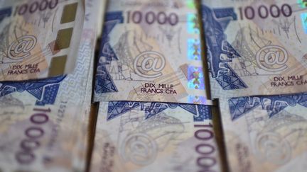 Des&nbsp;billets de 10 000 francs CFA émis par la Banque centrale des Etats de l'Afrique de l'Ouest (BCEAO). (ISSOUF SANOGO / AFP)