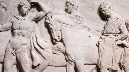 Une frise en marbre provenant du Parthénon d'Athènes présentée lors de l'exposition " Defining beauty : the body in ancient Greek art " du British Museum, dans le centre de Londres, le 24 mars 2015. (LEON NEAL / AFP)