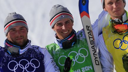 Arnaud Bovolenta (gauche), Jean-Fr&eacute;d&eacute;ric Chapuis (centre) et Jonathan Midol (droite) sur le podium apr&egrave;s leur tripl&eacute; en skicross, jeudi 20 f&eacute;vrier &agrave; Sotchi (Russie). (ALEXANDER KLEIN / AFP)