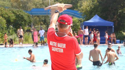 Un maître-nageur sauveteur à Mulhouse (Haut-Rhin). (VINCENT VOEGTLIN / MAXPPP)