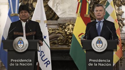 Les présidents bolivien et argentin,&nbsp;Evo&nbsp;Morales&nbsp;et&nbsp;Mauricio Macri, dans le palais présidentiel de Buenos Aires (Argentine), le 22 avril 2019. (JUAN MABROMATA / AFP)