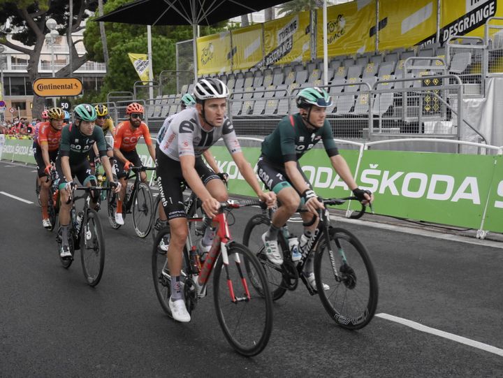 L'arrivée de la première étape du Tour devant une tribune vide