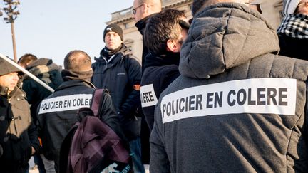 Policiers en colère : Emmanuel Macron se rend à Lyon