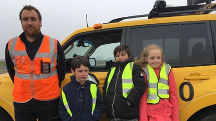 Jonathan, agent au péril animalier au sein de l'aéroport Roissy Charles-de-Gaulle dévoile à Tom, Clarence et Norah ses techniques pour faire fuir les oiseaux des pistes d'avion. (INGRID POHU / RADIO FRANCE)