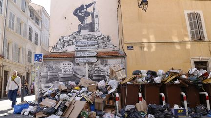 Les poubelles s'accumulent dans les rues de Marseille (Bouches-du-Rhône), le 16 octobre 2017. (MAXPPP)