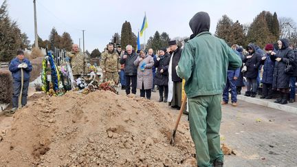 Les obsèques d'Ivan et Vadim, soldats tués lors de bombardements, à Loutsk, dans l'ouest de l'Ukraine, le 12 mars 2022.&nbsp; (SANDRINE ETOA-ANDEGUE / RADIO FRANCE)