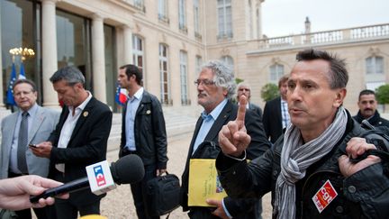 Une d&eacute;l&eacute;gation de l'intersyndicale ArcelorMittal de Florange&nbsp;(Moselle) arrive &agrave; l'Elys&eacute;e pour rencontrer Fran&ccedil;ois Hollande, le 4 juin 2012. (BERTRAND LANGLOIS / AFP)