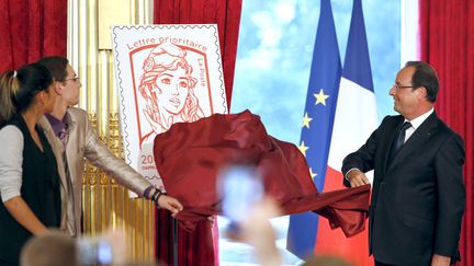 Le pr&eacute;sident Fran&ccedil;ois Hollande r&eacute;v&egrave;le le nouveau timbre Marianne, le 14 juillet 2013 &agrave; l'Elys&eacute;e.&nbsp; (FRANCOIS MORI / AFP)