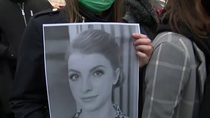 Le décès d'Isabella, âgée de 30 ans et voulant avorter a ému la Pologne, qui est contre l'avortement. Dans les rues du pays, de nombreuses femmes souhaitent que justice soit faite. (CAPTURE D'ÉCRAN FRANCE 3)