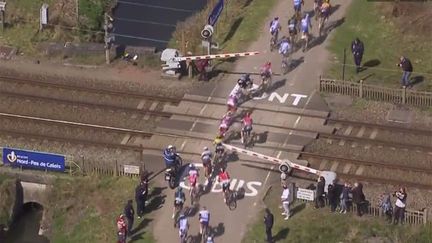 &nbsp; (De nombreux coureurs ont franchi ce passage à niveau fermé © Capture d'écran France 3)