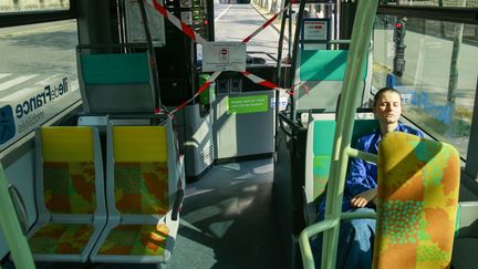 Dans les bus parisiens, les passagers ne peuvent plus approcher le chauffeur, comme le montre cette photo prise à Paris, le 10 avril 2020. (QUENTIN DE GROEVE / HANS LUCAS)