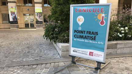 A Orléans, une affiche indiquant un lieu climatisé lors de l'épisode de canicule d'août 2020. (NOÉMIE PHILIPPOT / FRANCE BLEU ORLÉANS / RADIO FRANCE)