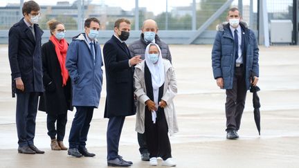 Emmanuel Macron en compagnie de Sophie Pétronin, l'ancienne otage au Mali, arrivée sur le sol français à Villacoublay (Yvelines), le 9 octobre 2020. (NATHANAEL CHARBONNIER / ESP - REDA INTERNATIONALE)