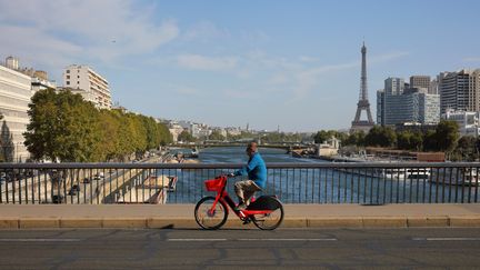 A vélo sur le pont du Garigliano, à Paris. (MANUEL COHEN / AFP)