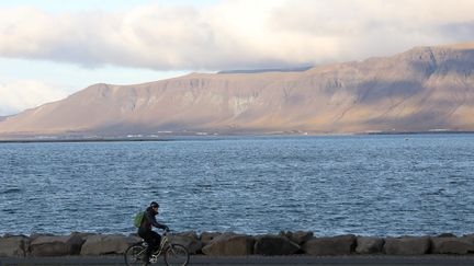 Un cycliste à Reykjavik (Islande). (ARNAUD JOURNOIS / MAXPPP)