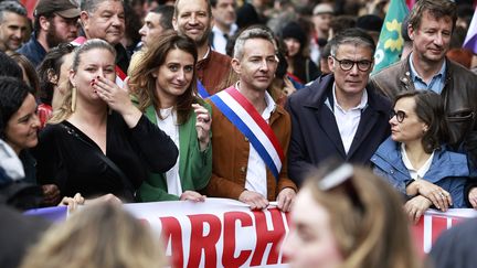 Des responsables de La France insoumise (Manon Aubry, Mathilde Panot), du PCF (Ian Brossat), du PS (Olivier Faure) et des Ecologistes-EELV (Marine Tondelier et Yannick Jadot) défilent derrière la banière du Nouveau Front populaire, le 15 juin 2024 à Paris. (SAMEER AL-DOUMY / AFP)