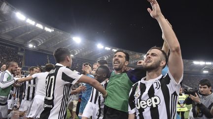 Les joueurs de la Juventus Turin célèbrent leur titre. (TIZIANA FABI / AFP)