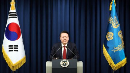 Le président sud-coréen, Yoon Suk-yeol, lors d'une déclaration annonçant la proclamation de la loi martiale en Corée du Sud, le 3 décembre 2024 à Séoul (Corée du Sud). (SOUTH KOREAN PRESIDENTIAL OFFICE / AFP)