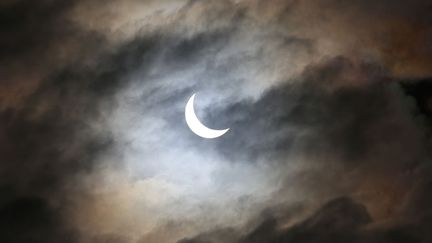 L'&eacute;clipse solaire partielle aper&ccedil;ue au-dessus de Plymouth (Royaume-Uni), le 20 mars 2015. (GEOFF CADDICK / AFP)