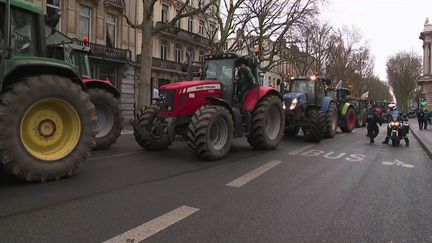 Les agriculteurs se mobilisent contre la hausse des charges à&nbsp;Lille (France 3)