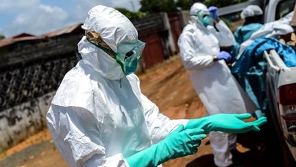 Une &eacute;quipe de la Croix-Rouge s'&eacute;quipe avant une intervention &agrave; Monrovia (Liberia), le 10 octobre 2014. (MOHAMMED ELSHAMY / ANADOLU AGENCY / AFP)