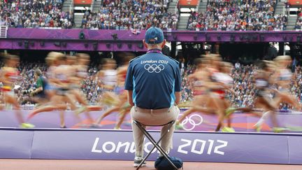 Un commissaire observe les &eacute;preuves du 1500m femmes, le 6 ao&ucirc;t &nbsp;2012 aux JO de Londres.&nbsp; (MARK BLINCH / REUTERS)