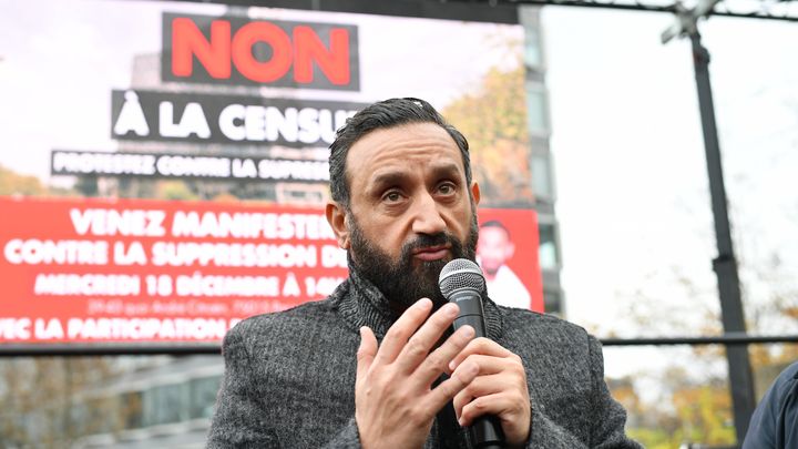 L'animateur Cyril Hanouna lors d'une manifestation contre la suppression de la chaîne C8 sur la TNT, le 18 décembre 2024 à Paris. (CYRIL PECQUENARD/SIPA)