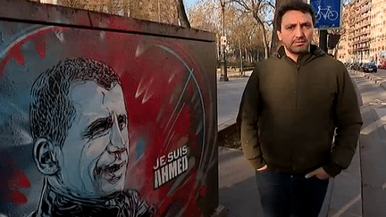 C215 et l'un de ses portraits 
 (France 3 / Culturebox)