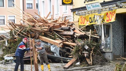 Des habitants enlèvent les débris causés par d'importantes inondations à Simbach am Inn, dans le sud de l'Allemagne, jeudi 2 juin 2016. (CHRISTOF STACHE / AFP)