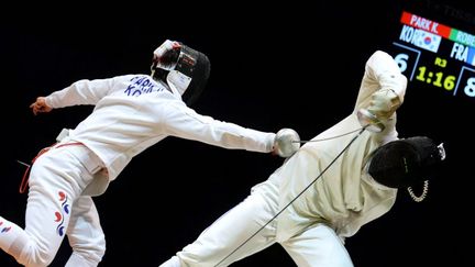 Ulrich Robeiri pour la France (&agrave; droite) face au Sud-cor&eacute;en&nbsp;Kyoungdoo Park, le 20 juillet 2014 lors de l'&eacute;preuve individuelle. (VASILY MAXIMOV / AFP)