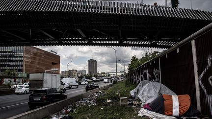 Migrants et réfugiés installés le long du périphèrique parisien, le 14 mai 2019. (CHRISTOPHE ARCHAMBAULT / AFP)