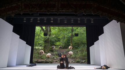 Répétition d"Hamlet", mis en scène et scénographié par Simon Deletang, directeur du Théâtre du Peuple à Bussang, dans&nbsp;les Vosges, le 29 juillet 2022 (JEAN-CHRISTOPHE VERHAEGEN / AFP)