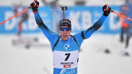 Quentin Fillon Maillet auteur d'une belle victoire lors de la pousuite Hochfilzen, le 11 décembre 2021. (JOE KLAMAR / AFP)