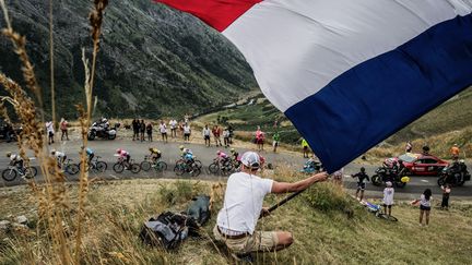 Un fan brandit un drapeau français lors de la 19e étape du Tour de France, entre Saint-Jean-de-Maurienne et Tignes, vendredi 26 juillet 2019.&nbsp; (JEFF PACHOUD / AFP)