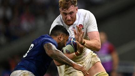 The charge of the Englishman Ollie Chessum against the Samoan defense, October 7 at the Pierre-Mauroy stadium in Lille (MIGUEL MEDINA / AFP)