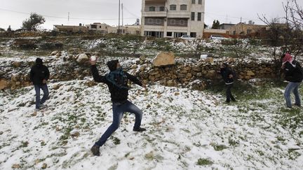 Des jeunes palestiniens font une bataille de boules de neige apr&egrave;s une temp&ecirc;te de neige, dans le village de Halhul, pr&egrave;s d'H&eacute;bron, en Cisjordanie.&nbsp; (AMMAR AWAD / REUTERS )