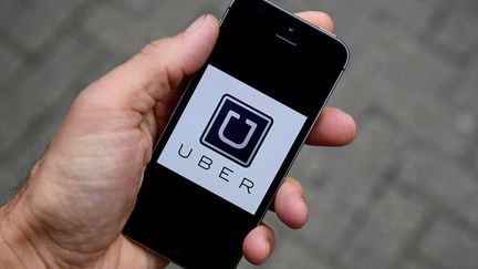 Un utilisateur de l'application Uber, à Londres, le 28 octobre 2016. (TOBY MELVILLE / REUTERS)