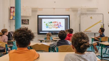 Dans une école de Suresnes (Hauts-de-Seine), le 4 septembre 2023, jour de la rentrée des classes. (ROMAIN DE SIGALAS / AFP)