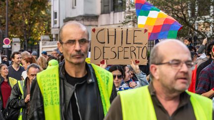 Des "gilets jaunes" défilent en solidarité avec les manifestants chiliens, le 26 octobre 2019 à Paris. (AMAURY CORNU / HANS LUCAS / AFP)