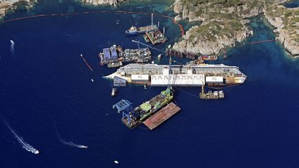 Vue a&eacute;rienne de l'&eacute;pave du Costa Concordia qui devrait &ecirc;tre redress&eacute;e dans les prochains jours devant l'&icirc;le de Gihlio (Italie), le 26 ao&ucirc;t 2013. Le navire avait sombr&eacute; le 13 janvier 2012. (ALESSANDRO BIANCHI / REUTERS)