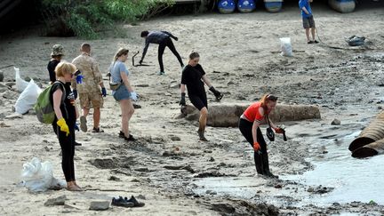 Faced with the pollution of the Dnipro river, citizens collect waste.  (ALBERT KOSHELEV / AVALON / MAXPPP)